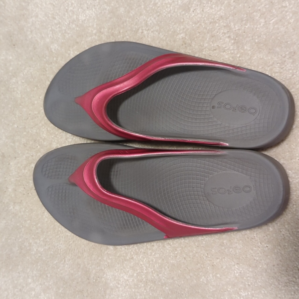 Oofs recovery flip flops. Pink size 10/41